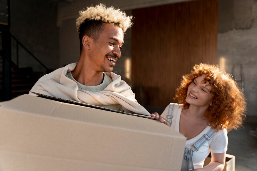 Mudança sem drama: como organizar a mudança sem estresse 17 couple handling cardboard boxes with belongings after moving together new home 23 2149086810