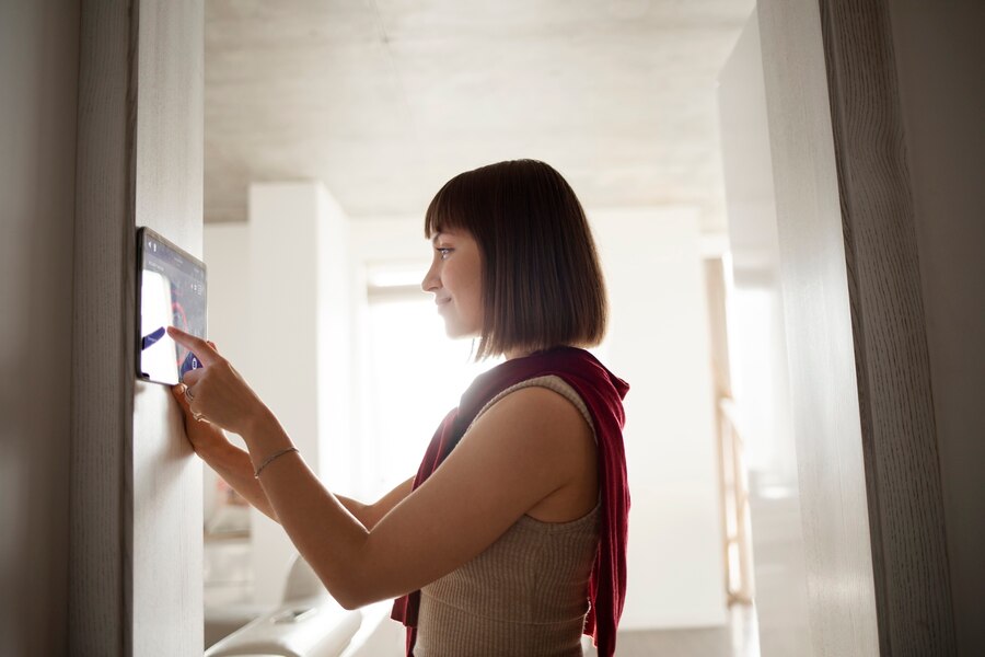 Fique por dentro do conceito de Smart Home 1 young woman using home technology 23 2149216696